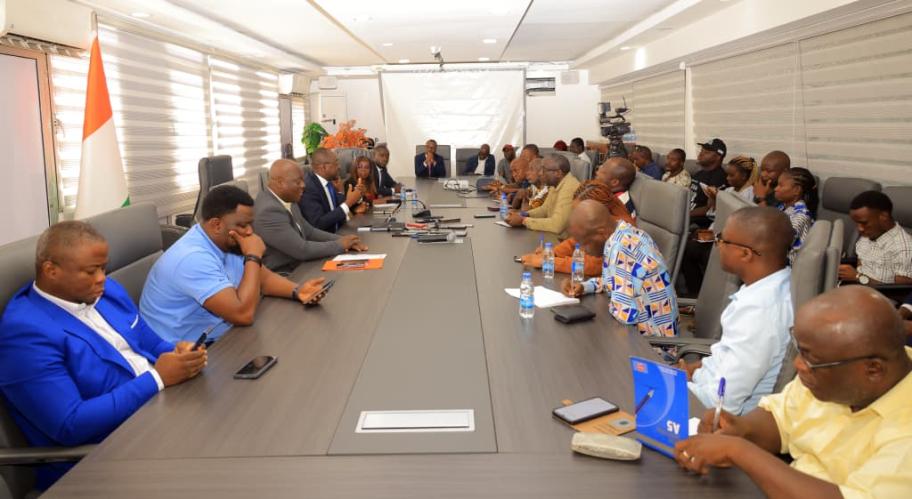 Upl.ci, Abidjan le 9 janvier 2026 : C’est avec un ton détendu et dans une ambiance solennelle que Soro Gninagafol, Directeur Général de la Fonction publique était face à la presse ce vendredi 9 janvier 2026.  C’était dans la salle de réunion du ministère de la Fonction publique entouré d’autres Directeurs dudit département. Ce point-presse visait à expliquer aux professionnels des médias le fonctionnement de l’administration publique avec en point de mire  les mécanismes d’organisation des concours administratifs, dans un contexte marqué par la diffusion rapide d’informations parfois inexactes sur les réseaux sociaux.   À l’entame de son intervention, le Directeur général a rappelé que la mission du ministère de la Fonction publique est d’assurer le recrutement des fonctionnaires de l’État et la gestion de leur carrière. Cette mission est exécutée à travers deux structures principales : la Direction générale de la Fonction publique et la Direction des Concours.   Il a ensuite présenté les différentes catégories de concours administratifs. Selon lui, on distingue deux grandes familles : les concours de recrutement et les concours de promotion. Les concours de recrutement sont destinés aux personnes n’appartenant pas encore à la Fonction publique. Ils comprennent les concours directs, les concours pour profils professionnels spécifiques ainsi que les concours exceptionnels et spécifiques. Ces derniers sont organisés pour répondre à des besoins ciblés de l’administration et ne sont pas ouverts au grand public. Le Directeur général a précisé qu’ils existent depuis plusieurs années et qu’ils sont parfaitement conformes aux textes en vigueur.   Les concours de promotion, quant à eux, concernent les fonctionnaires en activité et visent leur évolution de carrière. Ils peuvent être organisés sous forme de concours professionnels classiques ou exceptionnels et reposent sur des critères objectifs tels que l’ancienneté, les diplômes, l’expérience professionnelle et les responsabilités exercées. Abordant la question de la transparence, le Directeur général a mis en avant les réformes majeures engagées depuis 2021 pour garantir l’équité et la crédibilité des concours administratifs. Il a notamment cité la supervision indépendante des concours, la dématérialisation des procédures, la traçabilité des copies, la publication rapide des résultats, la consultation des notes en ligne ainsi que la sécurisation renforcée de l’ensemble du processus. Il a également insisté sur le fait que toute fraude est systématiquement sanctionnée Gninagafol, a réaffirmé l’engagement de l’administration à restaurer la confiance des citoyens, à promouvoir l’égalité des chances et à maintenir un dialogue permanent avec les acteurs de la société. Il a, par ailleurs, exhorté les médias à jouer pleinement leur rôle de partenaires responsables dans la diffusion d’une information juste, fiable et vérifiée. Tous les réseaux UPLCI 